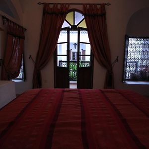 Kamer met een Queen Size Bed op de Eerste Verdieping